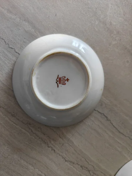 Декоративная фарфоровая тарелка Wallendorf с ретро автомобилем — bottlecap