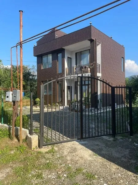 Двух этажный дом — worm fence, patio, prison