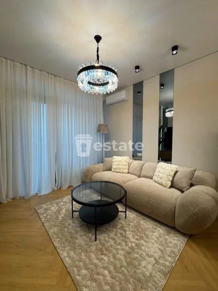 Стильная 2+1 квартира на Аллее Героев — studio couch, home theater, window shade