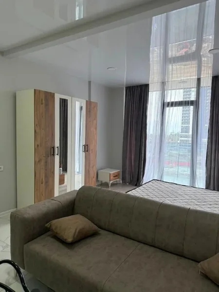 Студия 44 м² с центральным отоплением — window shade, studio couch, sliding door