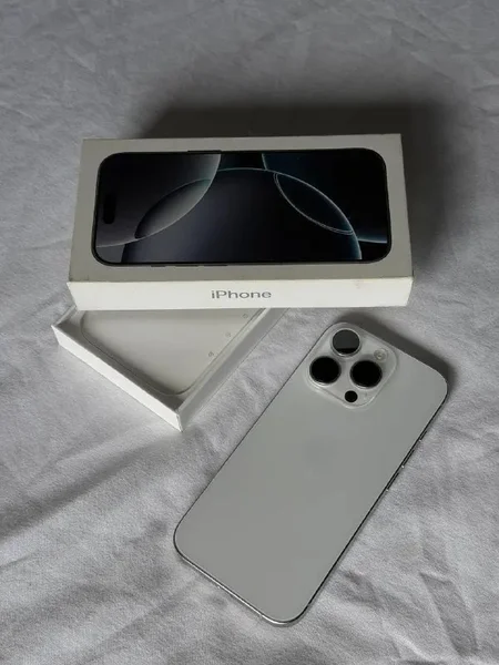 iPhone 16 Pro 256 GB — scale, iPod