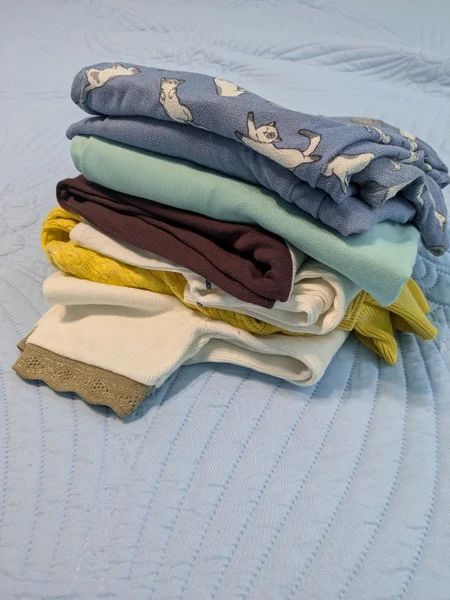Набор одежды: кофты, регланы и пижама — bath towel, handkerchief