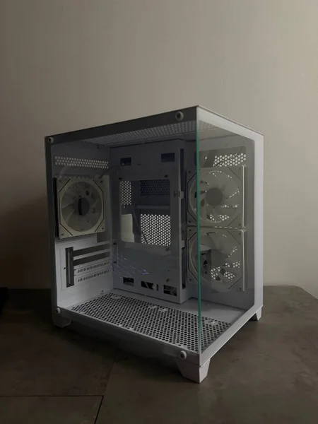Компьютерный корпус с кулерами — tape player