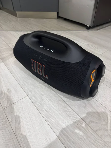 JBL Boombox 4 — mouse, digital clock
