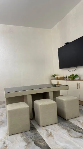 Комплект для гостиной: стол и 6 пуфиков — dining table