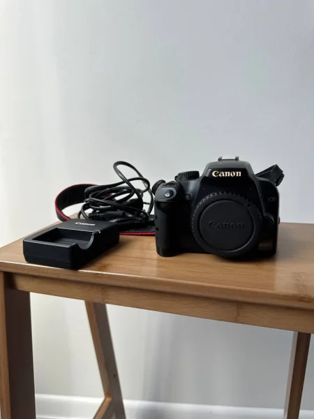 Фотоаппарат Canon 1000D Body — reflex camera, joystick, lens cap