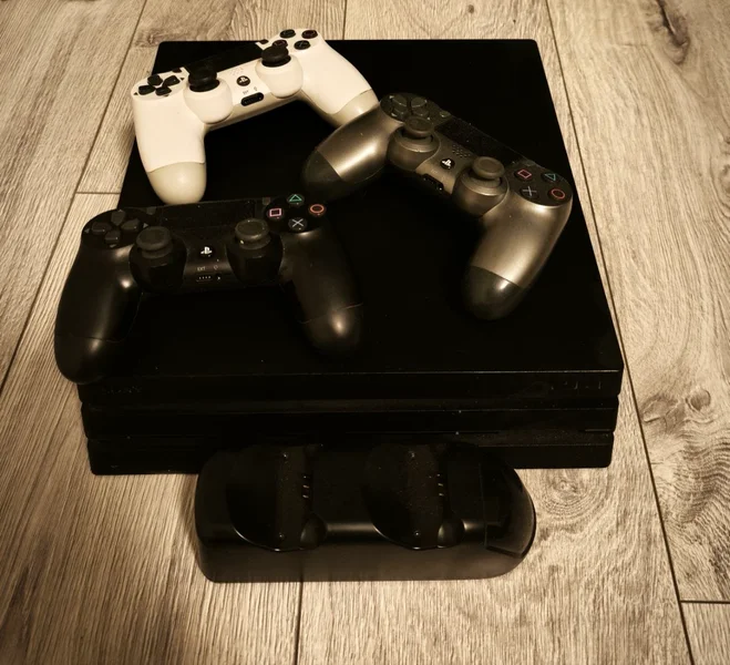 PlayStation 4 Pro 1 TB с 3 геймпадами и играми — holster, revolver