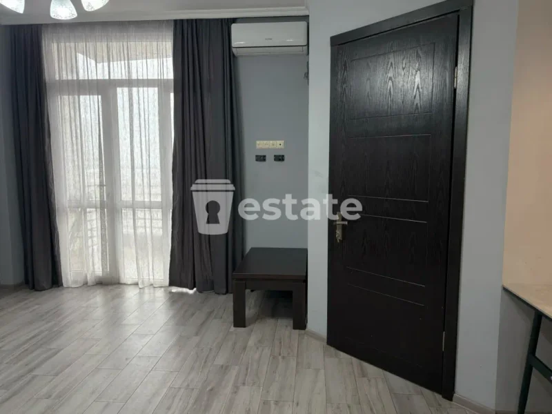 Квартира 1+1, Пиросмани 18А — prison, sliding door, safe