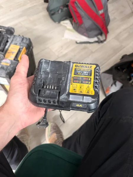 Зарядное устройство Dewalt DCB1104 — hand-held computer, stopwatch