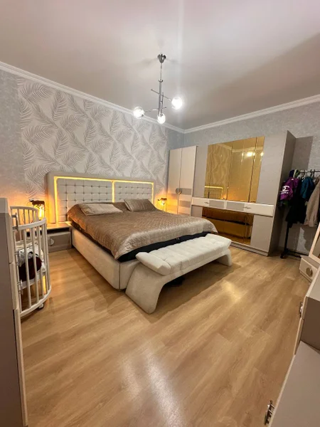 5-комнатная квартира 100 м² с мебелью и техникой — studio couch, four-poster