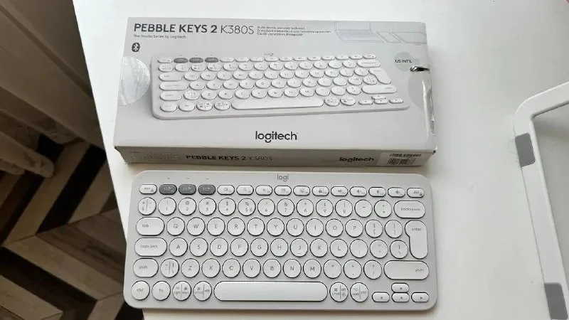 Наушники Sony WH-H910N — space bar, typewriter keyboard