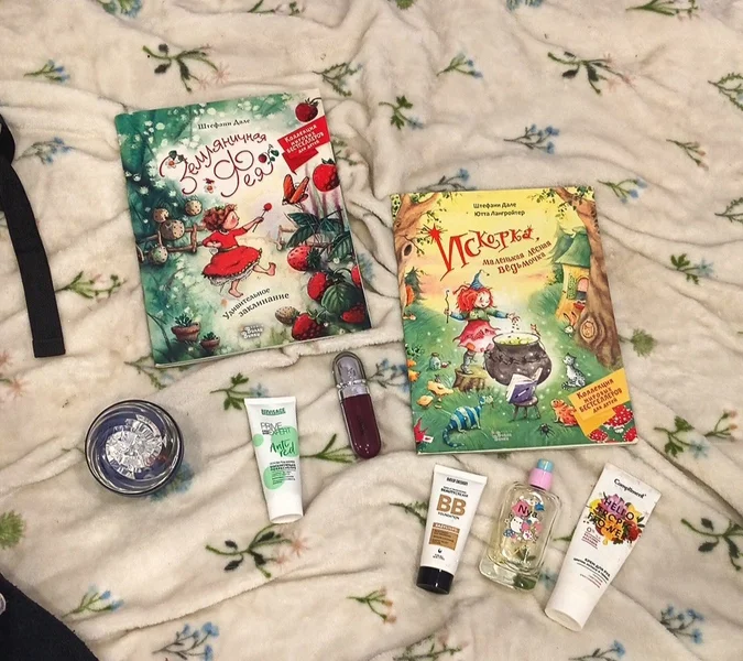 Лот косметики, книг и декора — packet, rubber eraser, comic book