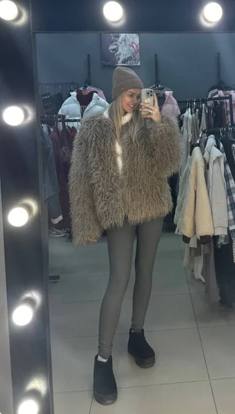 Искусственная шуба — fur coat