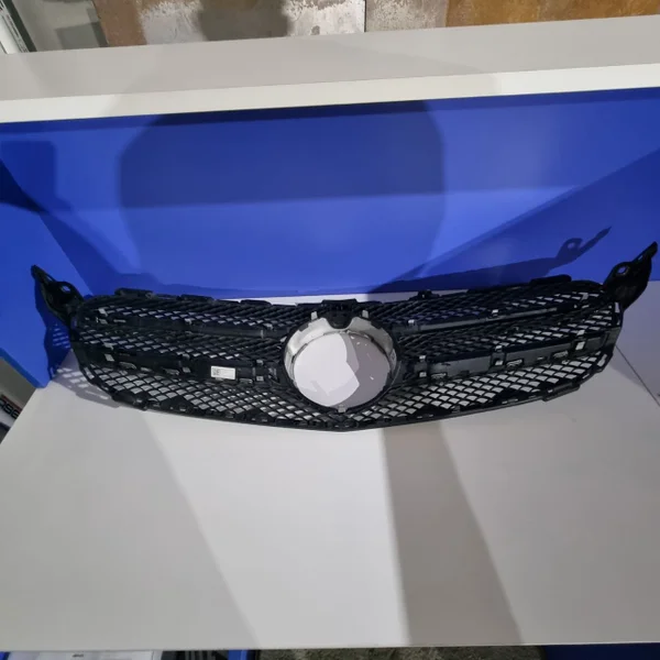 Решётка передняя Mercedes C300 — projector, buckle
