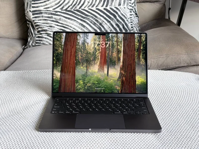 MacBook Pro 14" M5 Space Black — notebook, laptop
