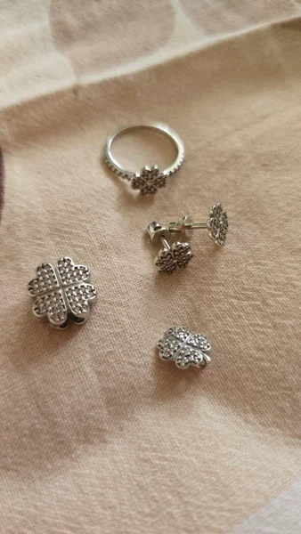 Комплект серебряных украшений Клевер — hair slide, necklace