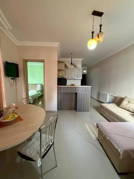 Аренда 1+1 квартира — dining table, microwave, studio couch