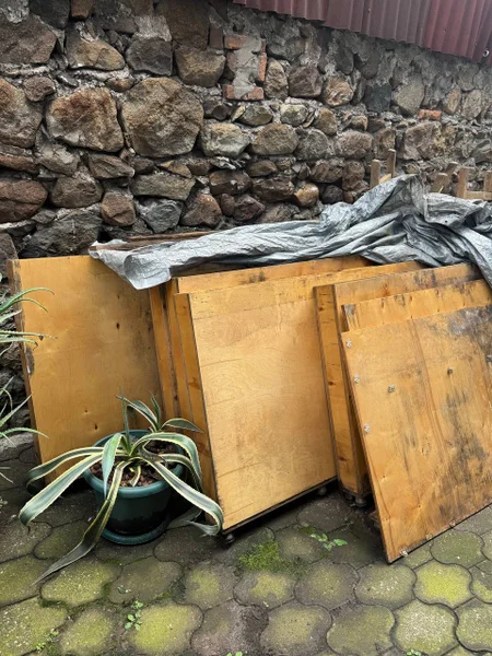Сборная летняя терраса с ячейками для растений — crate, tile roof
