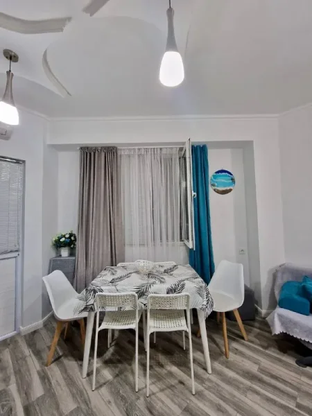 Квартира 1+1, 40 кв.м — restaurant, dining table, four-poster