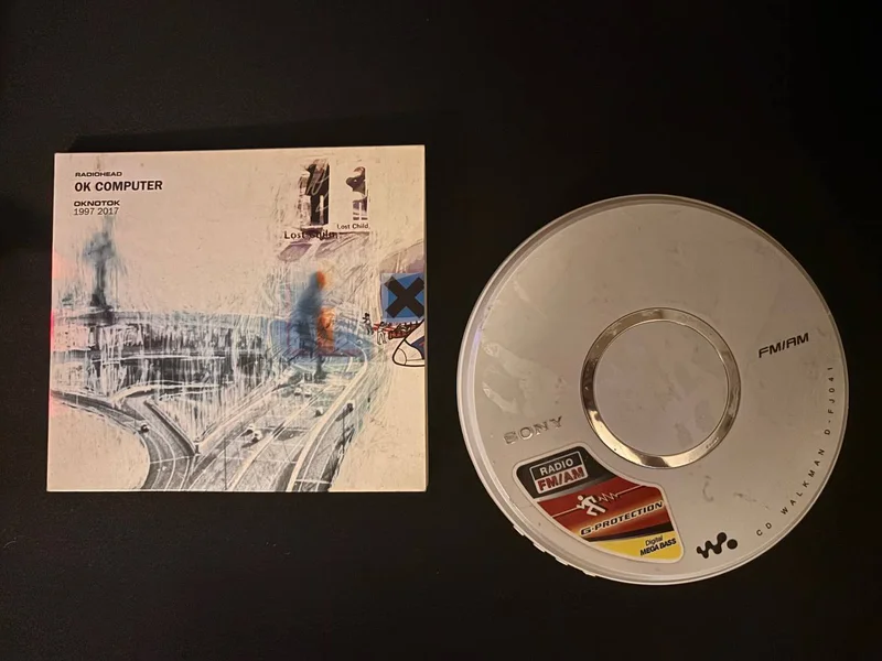 Sony Walkman D-FJ041 и CD Radiohead OK Computer — toilet seat, CD player