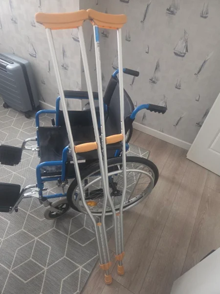 Коляска и костыли — crutch