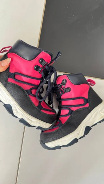 Куртка на девочку 3 лет — neck brace, running shoe