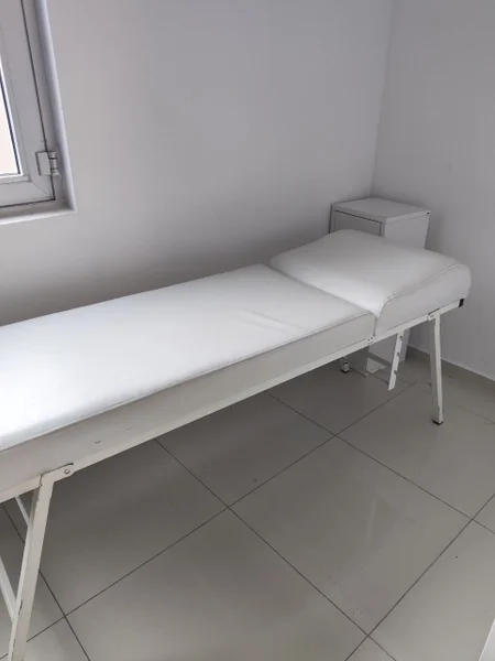 Кушетка белая, тумбочка и зеркало с подсветкой — studio couch