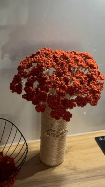 Вязаные цветы с вазой ручной работы — vase, pot