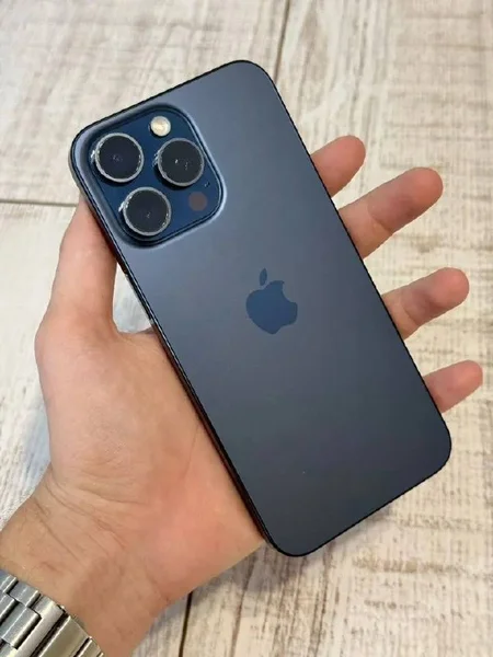 iPhone 15 Pro Max 256GB — iPod, remote control