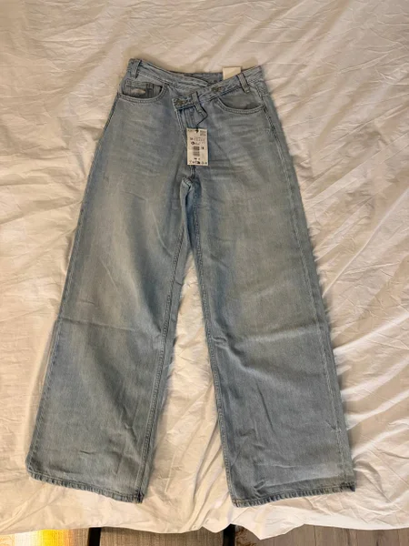 Джинсы — jean