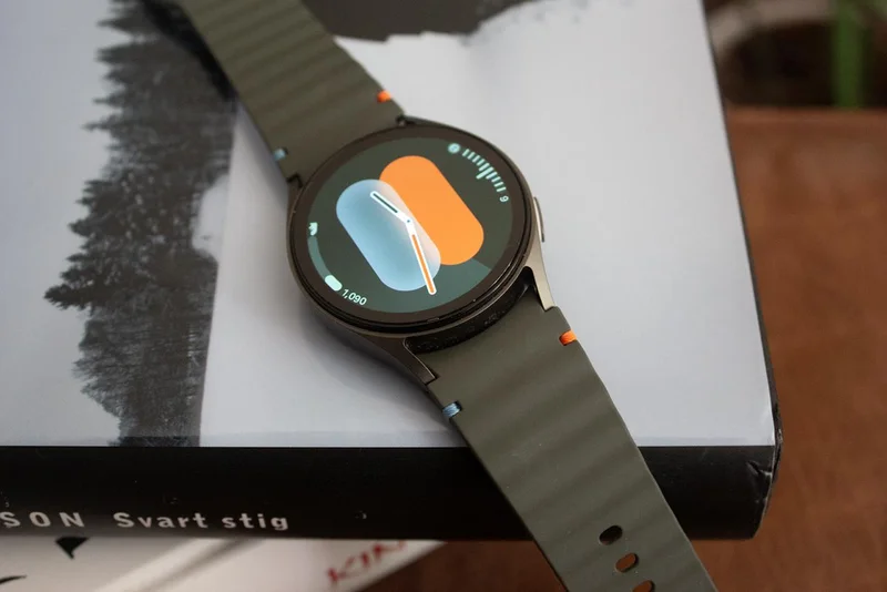 Samsung Galaxy Watch 7 40mm — digital watch, loupe