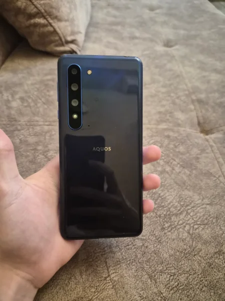 Смартфон Sharp Aquos R5G 12/256GB — remote control