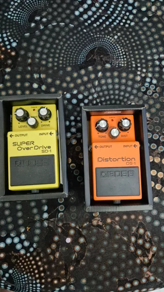 Гитарные педали эффектов Boss DS-1 Distortion и OverDrive — hand-held computer