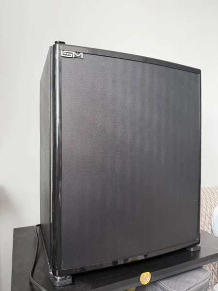 Мини-холодильник — loudspeaker