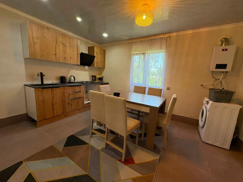 Загородный дом в Чакви, 2 спальни — restaurant, dining table