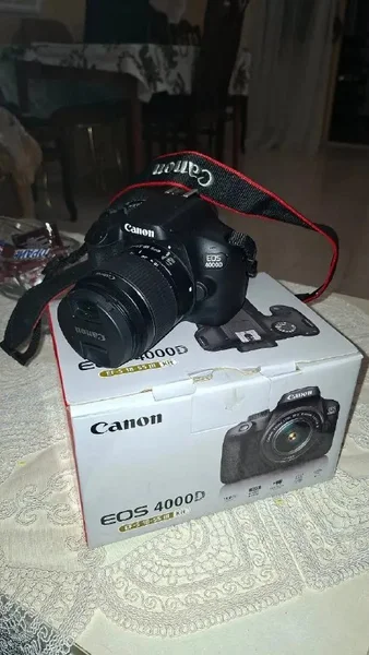 Canon EOS 4000D EF-S 18-55 III KIT Black — reflex camera, projector