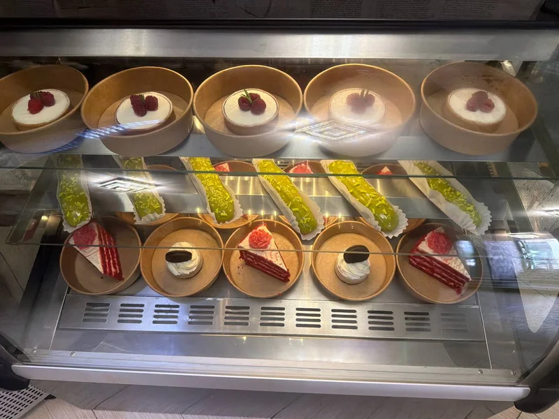 Эклер и красный бархат — vending machine, bakery