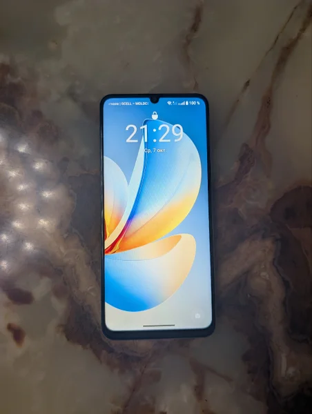 Realme Note 70T — iPod, lighter, packet