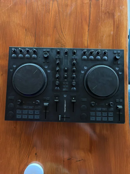 DJ controller Traktor MX2 — CD player, loudspeaker, tape player