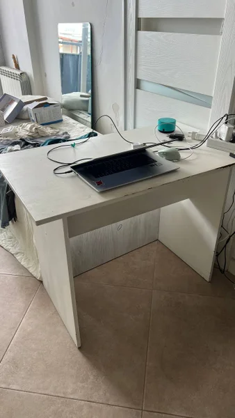 Стол и компьютерный стул — desk