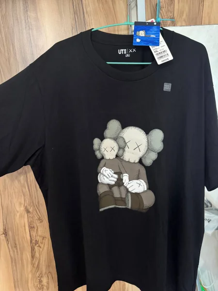 Футболка Uniqlo x Kaws XXL — jersey