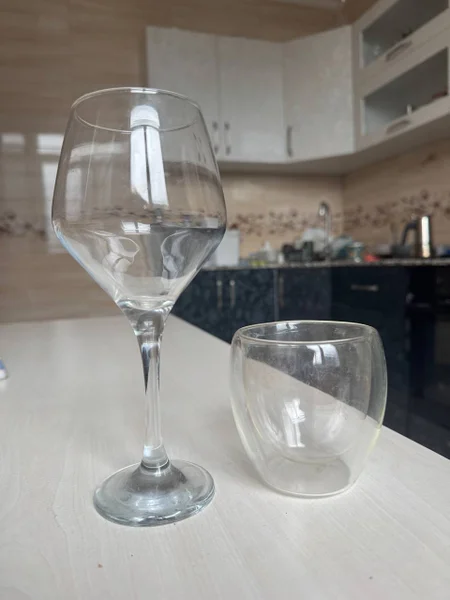 Бокалы на ножке и стакан для кофе — goblet, red wine