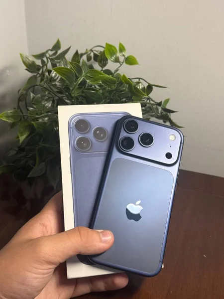 iPhone 17 Pro 256GB eSIM — iPod, remote control