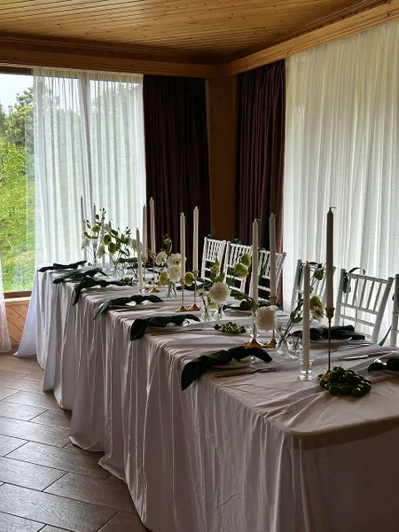 Скатерть белая банкетная 600х230 — restaurant, dining table