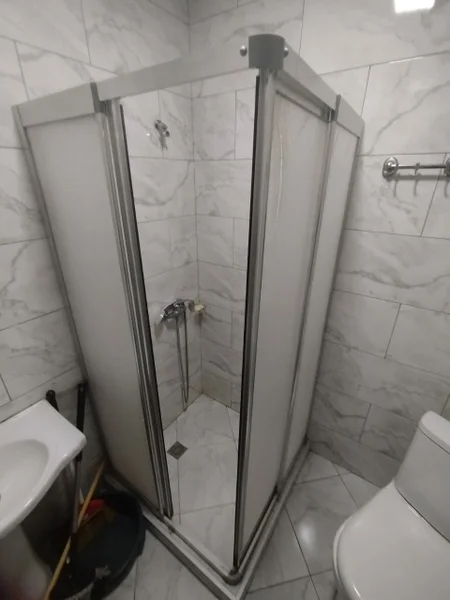 Душевая кабина со смесителем — shower curtain, refrigerator