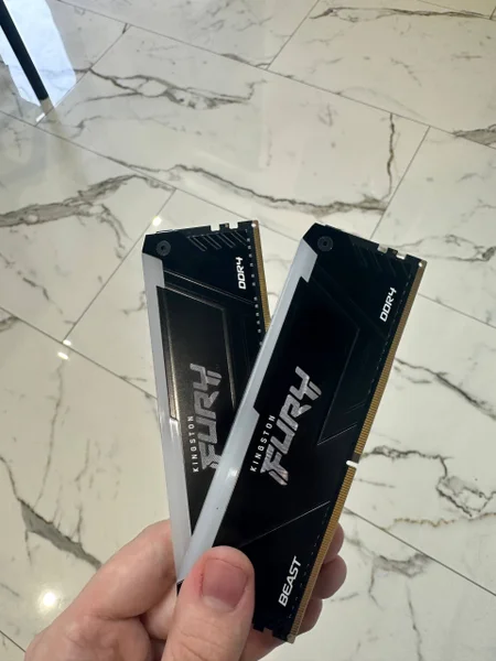 Комплект оперативной памяти Kingston Fury Beast DDR4 32GB 3600MHz — lighter, iPod, rubber eraser