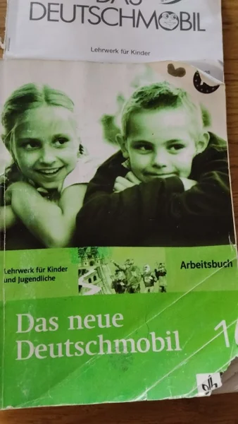 Учебник немецкого языка Das neue Deutschmobil — book jacket, comic book