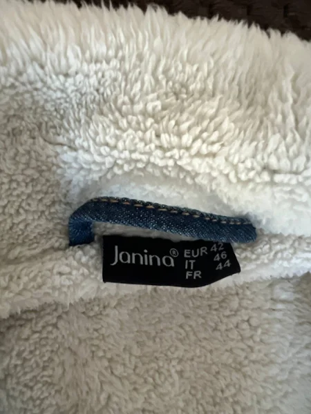 Черная куртка — bath towel