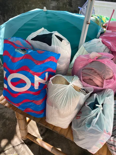 Сборные пакеты помощи для нуждающихся семей — plastic bag