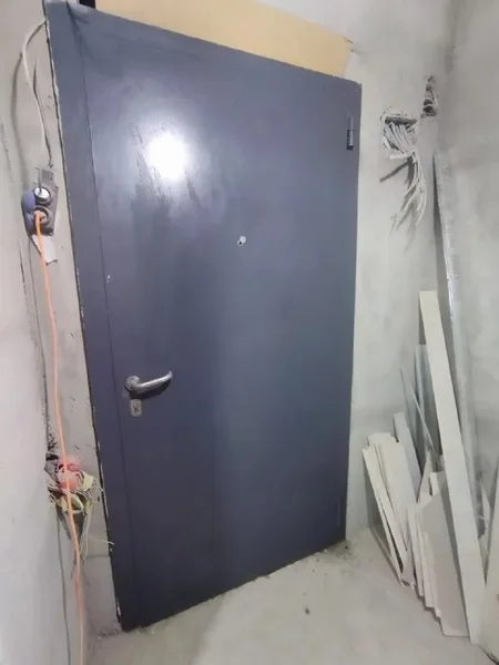 Дверь входная металлическая — refrigerator, shower curtain, safe